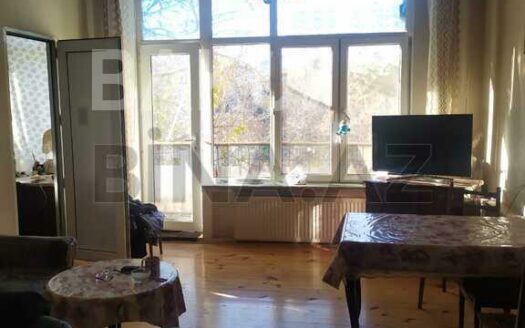 5-Room Old Apartment for Sale in Baku