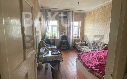 3 Room Old Apartment for Sale in Baku