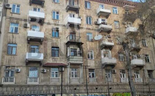 3 Room Old Apartment for Sale in Baku