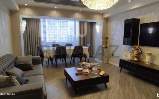 4 Room Old Apartment for Sale in Baku