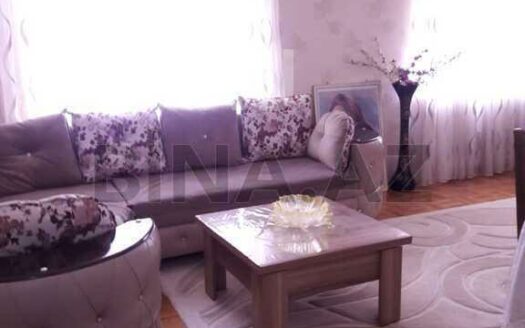 5-Room Old Apartment for Sale in Baku