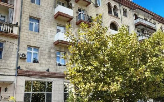 3 Room Old Apartment for Sale in Baku