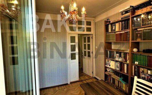 4 Room Old Apartment for Sale in Baku