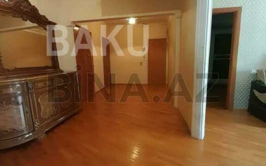 4 Room Old Apartment for Sale in Baku