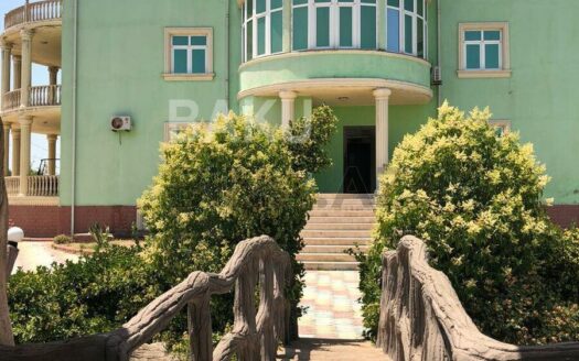 10 Room House / Villa for Sale in Baku