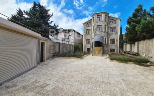 8 Room House / Villa for Sale in Baku