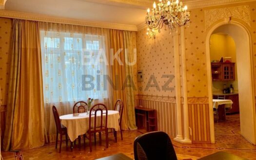 4 Room Old Apartment for Sale in Baku