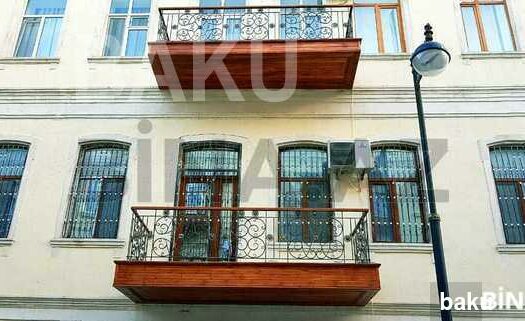 4 Room Old Apartment for Sale in Baku