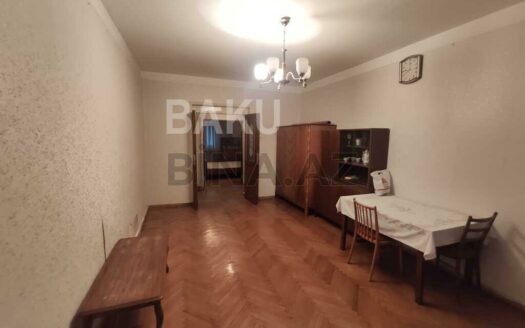 3 Room Old Apartment for Sale in Baku