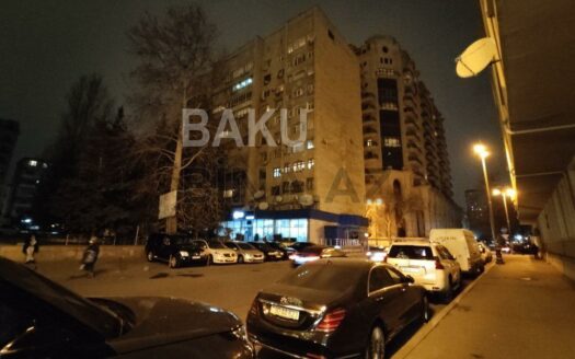 3 Room Old Apartment for Sale in Baku