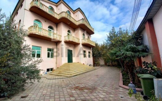 15-Room House / Villa for Sale in Baku