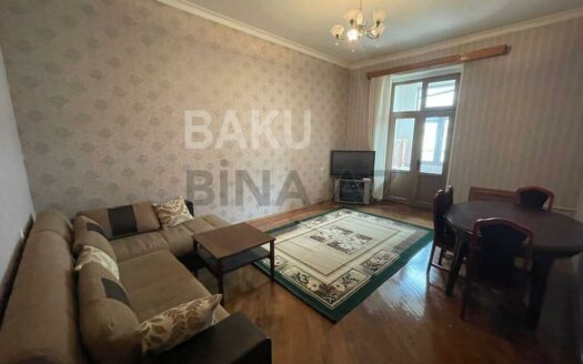 3 Room Old Apartment for Sale in Baku