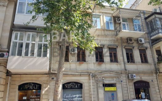 5-Room Old Apartment for Sale in Baku