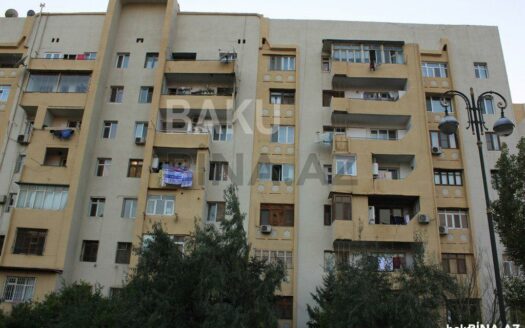 5-Room Old Apartment for Sale in Baku