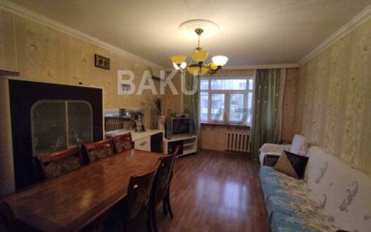 4 Room Old Apartment for Sale in Baku