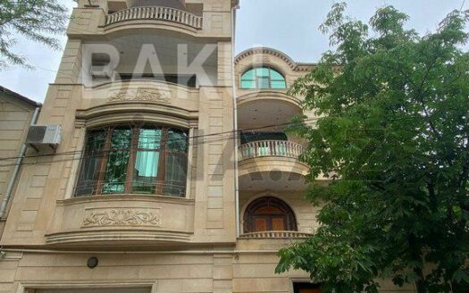 9 Room House / Villa for Sale in Baku