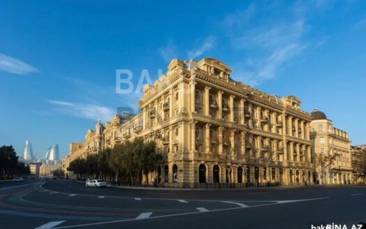 3 Room Old Apartment for Sale in Baku