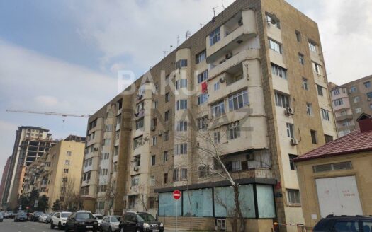 4 Room Old Apartment for Sale in Baku