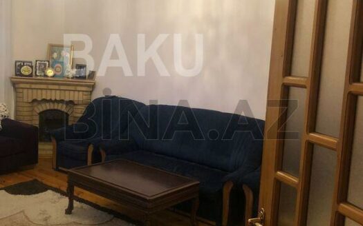 3 Room Old Apartment for Sale in Baku