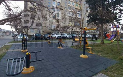 5-Room Old Apartment for Sale in Baku