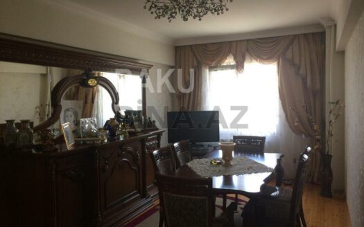 3 Room Old Apartment for Sale in Baku