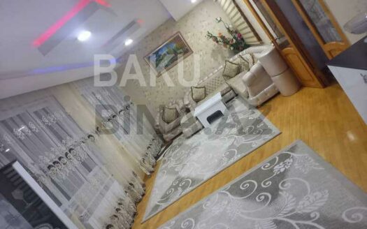 5-Room Old Apartment for Sale in Baku