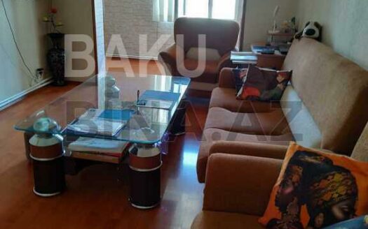 3 Room Old Apartment for Sale in Baku