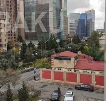 3 Room Old Apartment for Sale in Baku