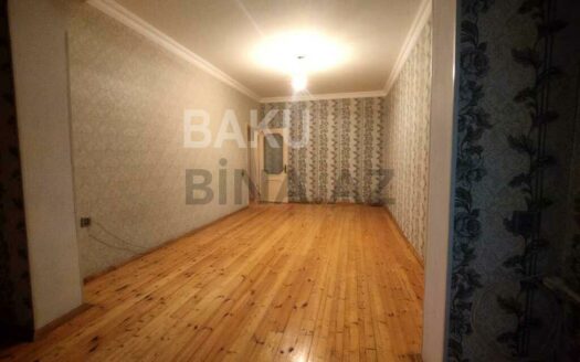 3 Room Old Apartment for Sale in Baku