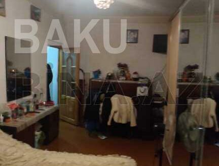 4 Room Old Apartment for Sale in Baku