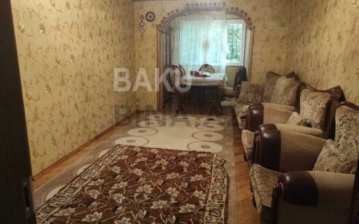 4 Room Old Apartment for Sale in Baku