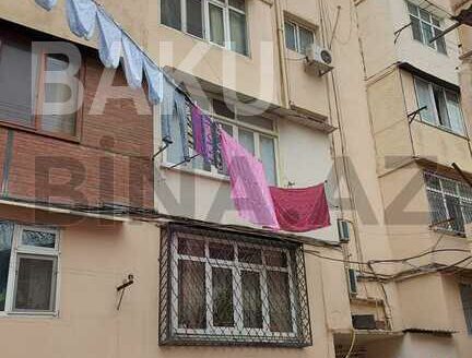 3 Room Old Apartment for Sale in Baku