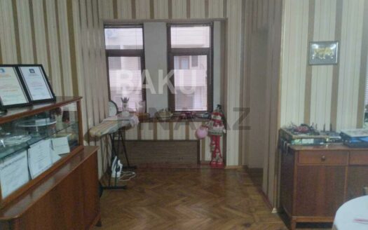 4 Room Old Apartment for Sale in Baku