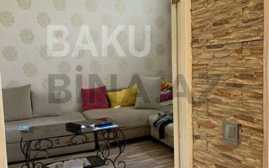 3 Room Old Apartment for Sale in Baku