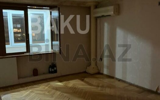 3 Room Old Apartment for Sale in Baku