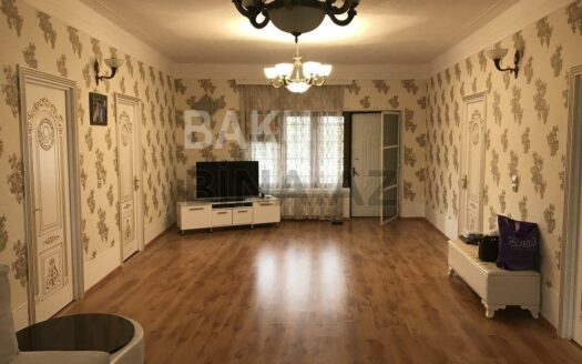 7 Room House / Villa for Sale in Baku