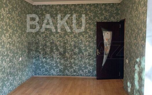 4 Room Old Apartment for Sale in Baku