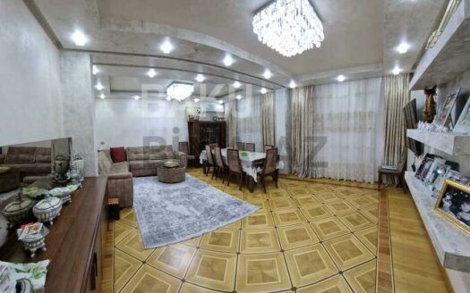 5-Room Old Apartment for Sale in Baku