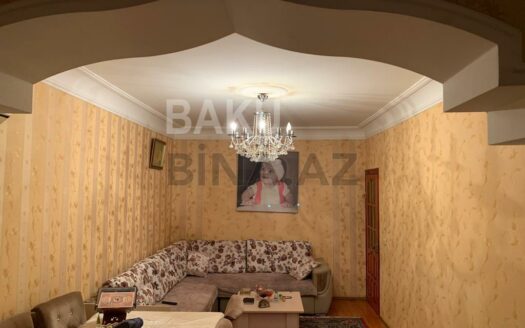 4 Room Old Apartment for Sale in Baku