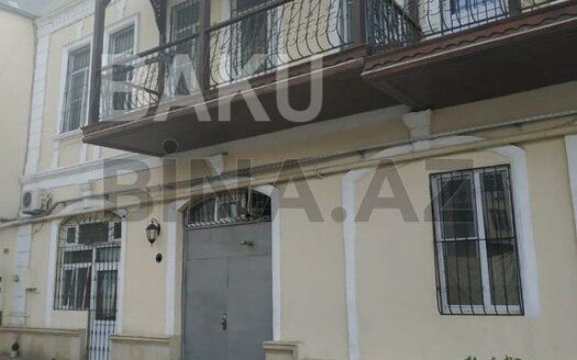 6-Room Old Apartment for Sale in Baku