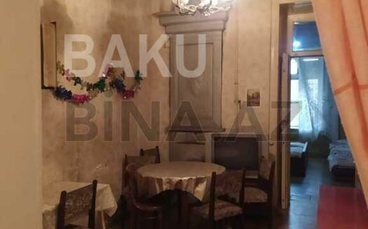 3 Room Old Apartment for Sale in Baku