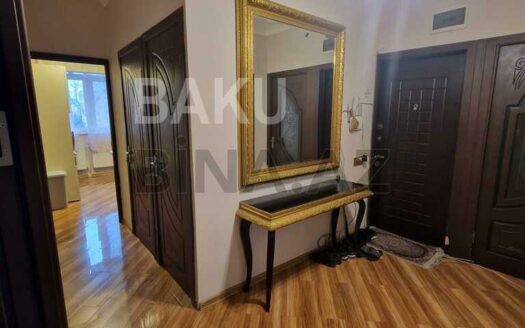 4 Room Old Apartment for Sale in Baku