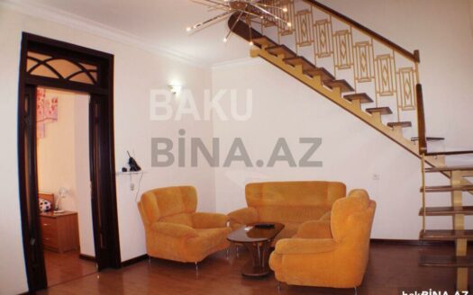 3 Room Old Apartment for Sale in Baku