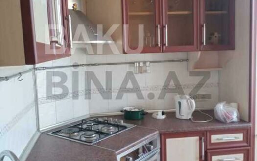 4 Room Old Apartment for Sale in Baku