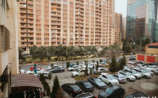 4 Room Old Apartment for Sale in Baku