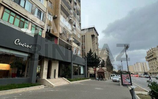 3 Room Old Apartment for Sale in Baku