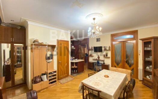 3 Room Old Apartment for Sale in Baku