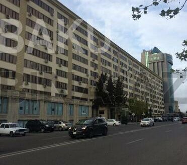 3 Room Old Apartment for Sale in Baku