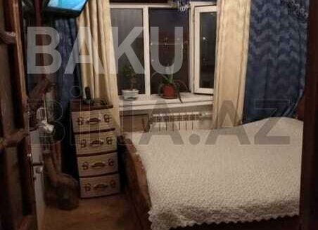 4 Room Old Apartment for Sale in Baku