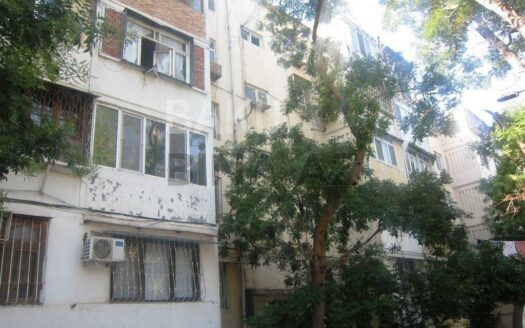 4 Room Old Apartment for Sale in Baku